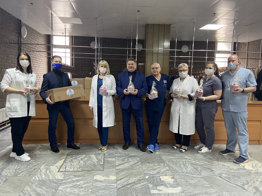 «Единая Россия» поздравила врачей ИКБ 2 с Пасхой