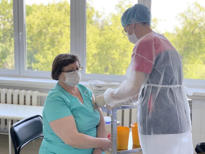 Вакцинирование сотрудников больницы на Соколинке