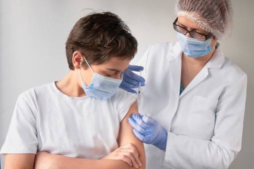 Более 50% участников исследования вакцины для подростков от COVID-19 привились первым компонентом