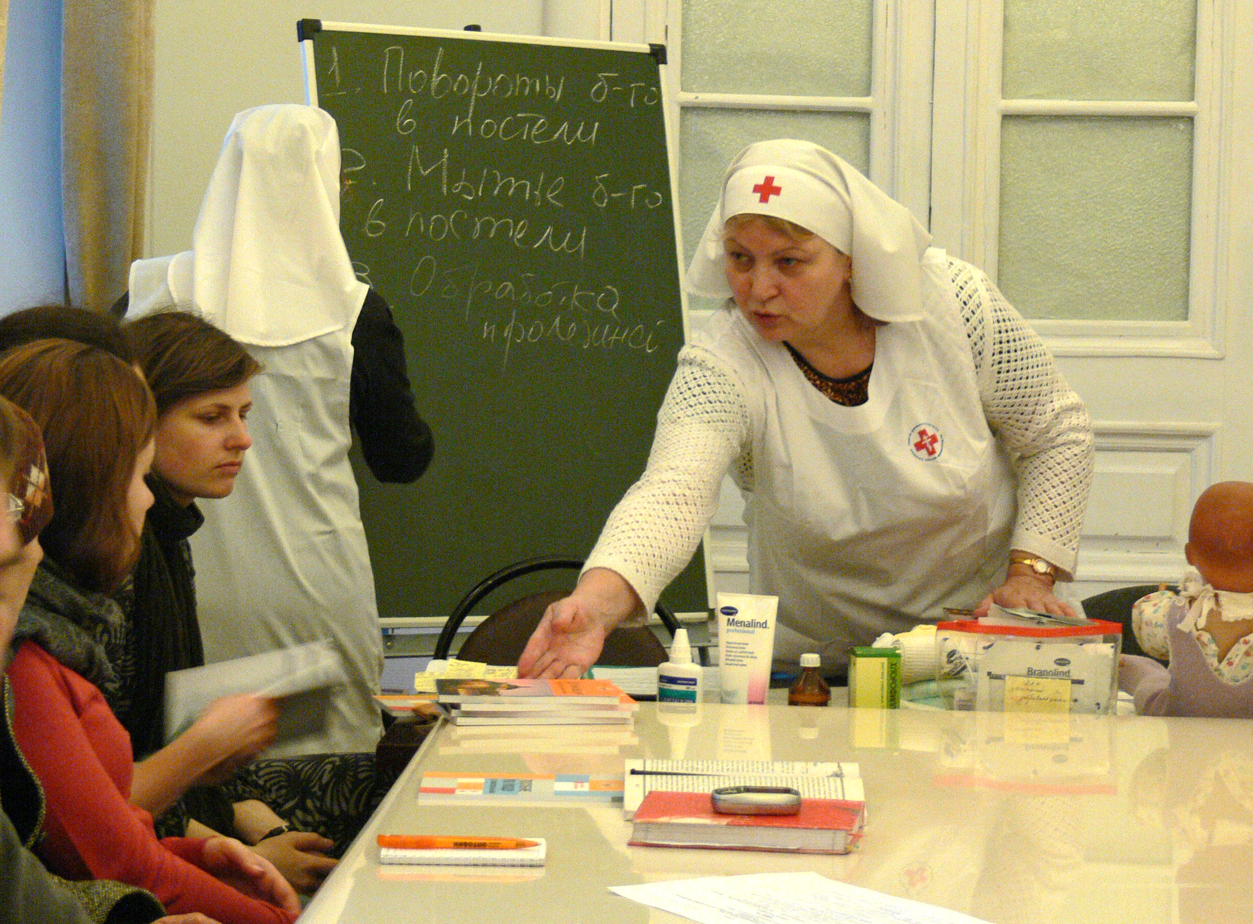 Опытные медсестры делятся своими знаниями с волонтерами ИКБ № 2