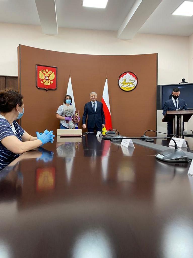 Мясникова получает грамоту от главы Северной Осетии